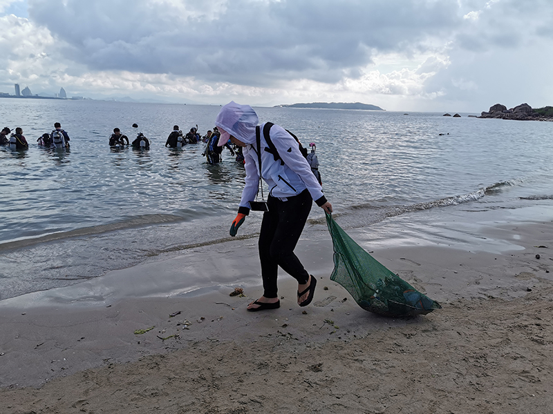 潛水教練水底撿垃圾，最初未刻意做環(huán)保