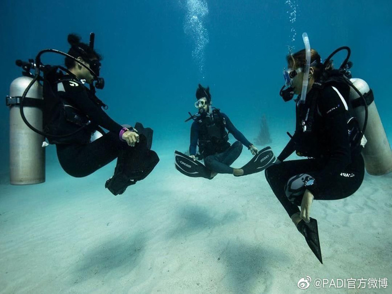 如何控制中性浮力？