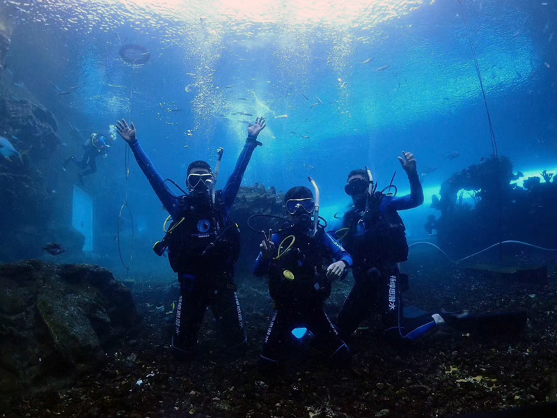 如何控制中性浮力？