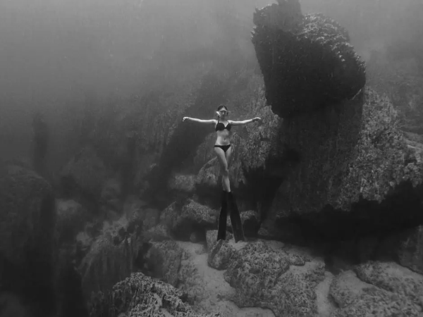 潛水拍照新姿勢，放下你的剪刀手，我們來這樣拍