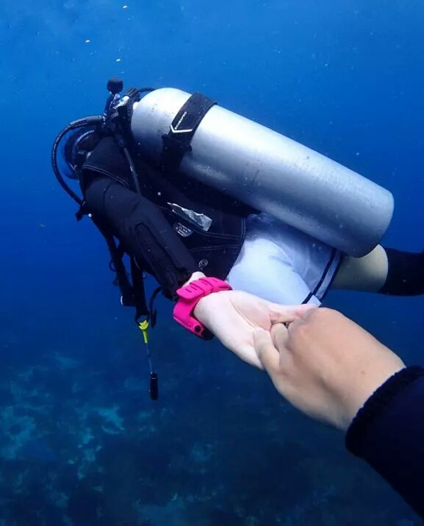 潛水拍照新姿勢，放下你的剪刀手，我們來這樣拍