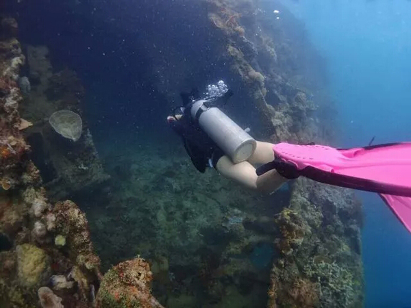 潛水拍照新姿勢，放下你的剪刀手，我們來這樣拍