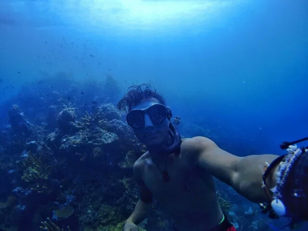 潛水拍照新姿勢，放下你的剪刀手，我們來這樣拍